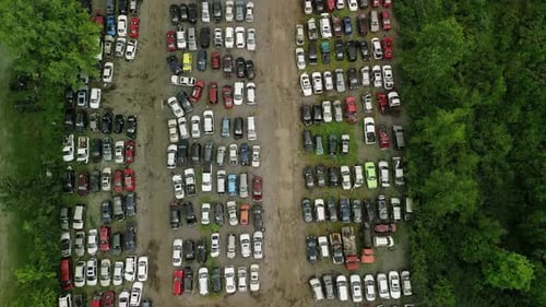 Luftaufnahme verlassene zerstörte Autos auf Schrottplatz