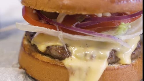 Koch macht köstlichen Burger aus nächster Nähe