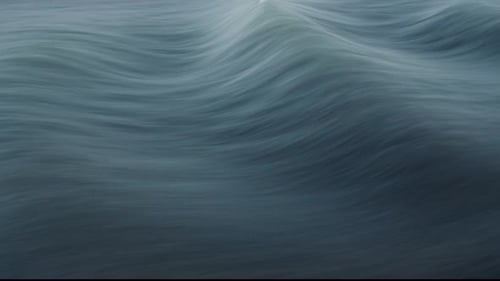 Vagues océaniques bleu foncé formant des calottes blanches