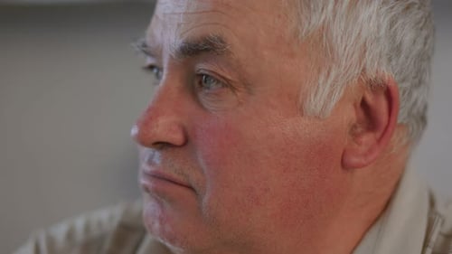Einsamkeit erzählt von einem älteren Mann, der über die Reise des Lebens nachdenkt