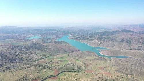 Vue aérienne des grandes parcelles, des collines et du barrage 2