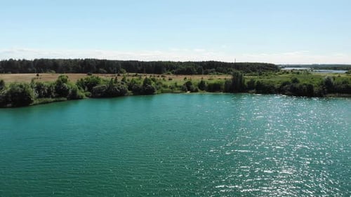 Embalse urbano cerca de la ciudad