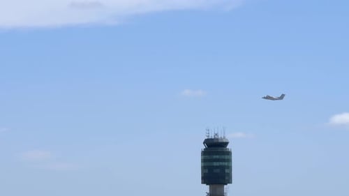 Flughafenszene mit fliegenden Flugzeugen Behing Air Traffic Control Tower 4K