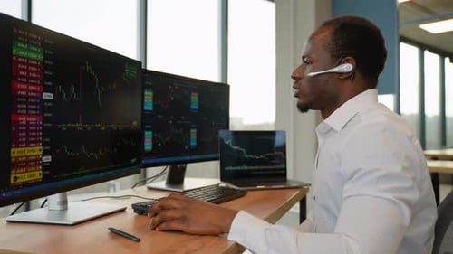 Ein enttäuschter Händler schließt einen erfolglosen Deal auf dem Aktien- oder Kryptowährungsmarkt ab