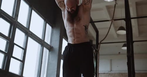 Jeune athlète caucasien musclé et torse nu faisant des exercices de burpee pendant une activité
