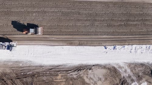 Blick von oben auf die Walze, auf der während der Konstruktion Sand rollt