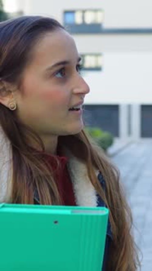 Grupo jovem multirracial de estudantes amigos passeando no campus da faculdade