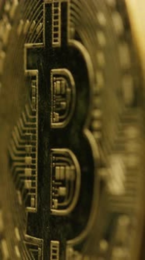 Regenbogen-Lichthintergrund für einen goldenen Bitcoin