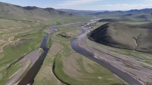 Fluss zwischen Hügeln