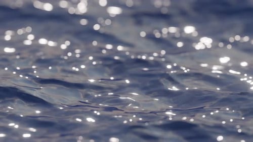 Ondas pequenas na água. Paisagem marítima de perto.