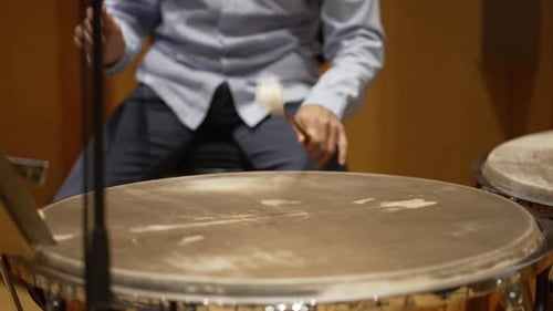 Aufführung des Sinfonieorchesters, Nahaufnahme der Trommel
