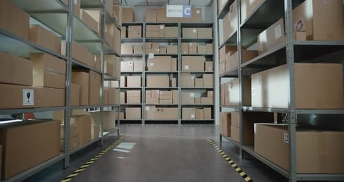 Entrepôt et centre commercial avec rangées d'étagères avec boîtes en carton et colis