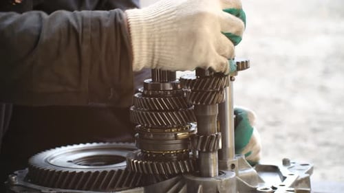 Mecânico que monta a caixa de câmbio manual do carro