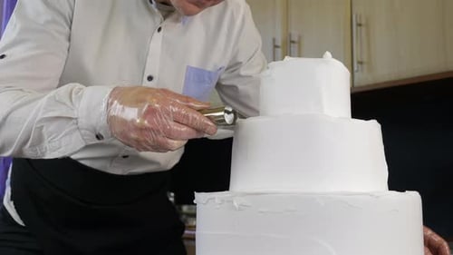 El pastelero hace un pastel