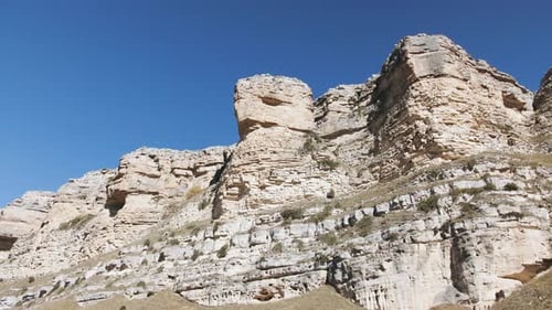 Flachwinkelaufnahme von Felsformationen vor klarem blauem Himmel