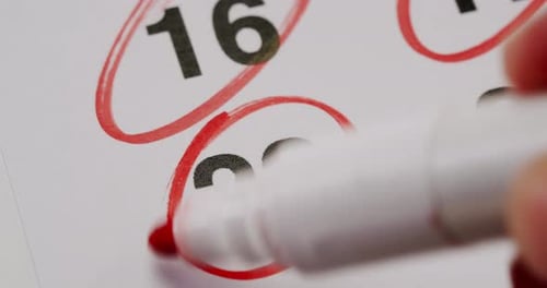 Primer plano del calendario con fechas marcadas en rojo para recordatorio o evento especial