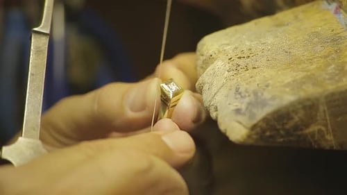 Italienischer Goldschmied bei der Arbeit am Bau eines Verlobungs- oder Eherings.