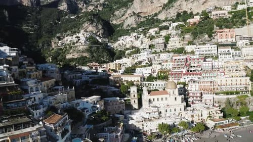 Vidéo aérienne de la célèbre ville d'Amalfi en Italie, par une journée ensoleillée