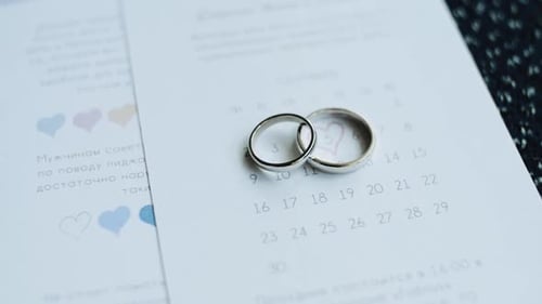 Trauringe und Einladungen Hochzeitsdekoration Nahaufnahme Braut Attribute Hochzeitsaccessoires Slow