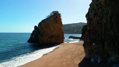 Rochas, falésias no meio do mar Mediterrâneo, praia azul virgem, paraíso turquesa
