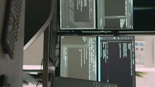 Escritorio de vídeo vertical con varios monitores que muestran la ventana del terminal e inteligencia artificial