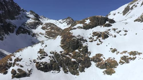 prise de vue aérienne par Drone des montagnes des Hautes Tatras en hiver en Slovaquie