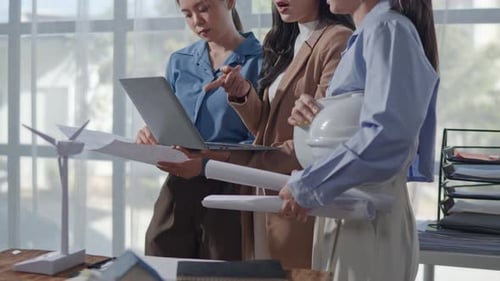 Groupe d'hommes d'affaires travaillant en équipe et faisant du brainstorming au bureau
