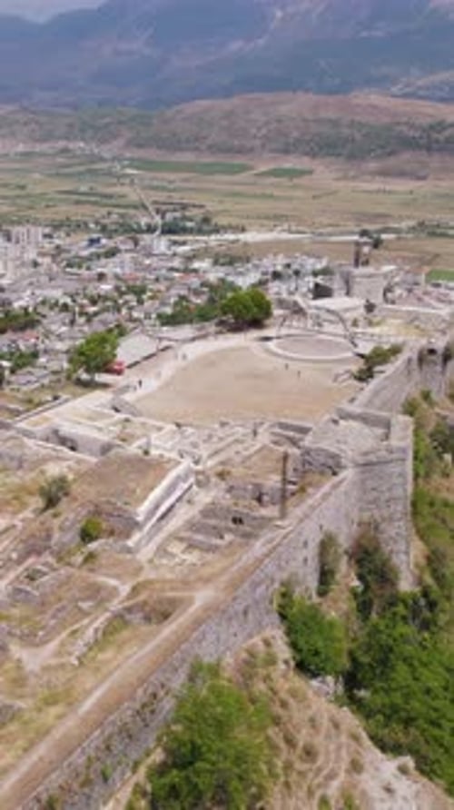 Vue aérienne - vaste citadelle de pierre et toile de fond de montagnes à Gjirokastër, en Albanie