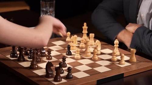 Strategiekonzept, ausgedrückt durch Schachspiel von Mann und Frau