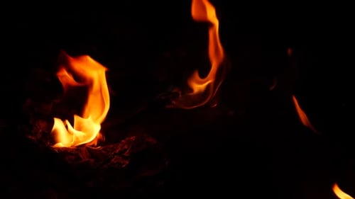 Flammendes Feuer, gelbe Flamme weht in der Dunkelheit