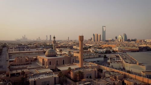 Horizonte de Riad na Arábia Saudita em um pôr do sol, A ponte aérea do centro do reino,
