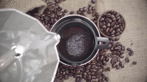 Heißes Wasser in einen Kaffeetropfer gießen