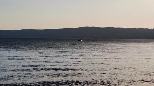 Ein kleines Fischerboot im offenen Wasser des Sees Fischen und Schleppnetzfischen in der Fischindustrie