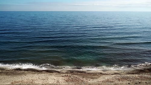 Meeresküste, Wellen bewegen sich in Zeitlupe