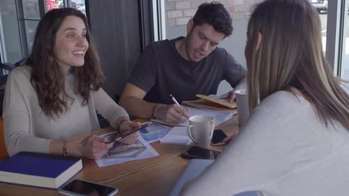 Groupe de jeunes gens d'affaires travaillant ensemble dans un espace de travail occasionnel pour adultes
