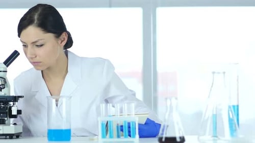 Wissenschaftlicher Forscher nutzt Mikroskop im Labor für Experimente