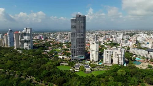 Arranha-céu de 27 torres de Anacaona com paisagem urbana ao fundo. Santo Domingo. Órbita aérea