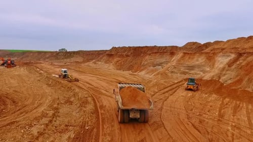 Muldenkipper, der Sand im Steinbruch transportiert. Luftaufnahme von Sandwork. Crawler