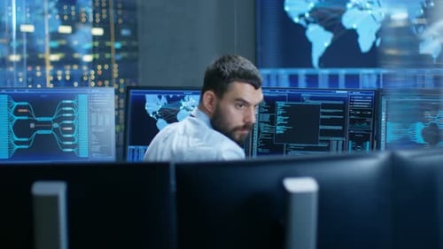 El operador de la sala de monitoreo observa la estabilidad del sistema y pasa rápidamente de una pantalla a otra. Scr