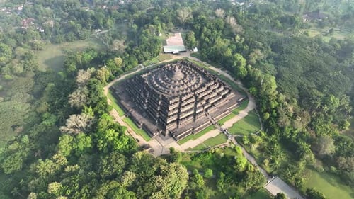 Luftaufnahmen des Borobudur-Tempels in Zentral-Java, Indonesien, mit seinen detaillierten Steinschnitzereien