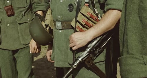 Reenactor verkleidet als Infanteriesoldat der deutschen Wehrmacht im Zweiten Weltkrieg mit Maschinenpistole Mp 40