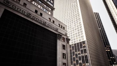 Los edificios altos se extienden hacia el cielo en un entorno urbano bullicioso