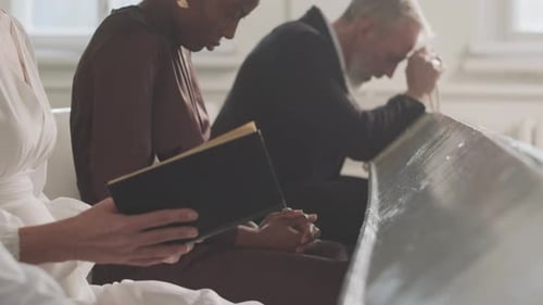 Diversas pessoas orando durante o sermão na igreja