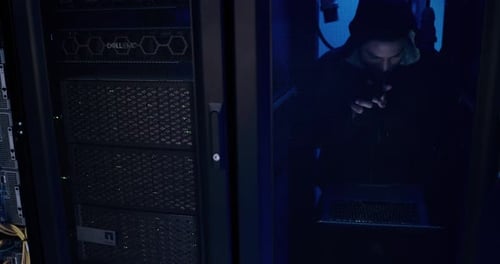 4k-Videomaterial eines Hackers mit einem Laptop
