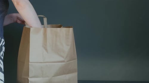 Persona que desempaca la bolsa de entrega de alimentos saludables en casa