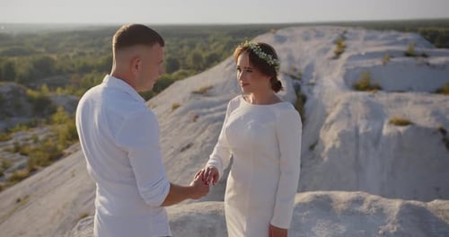 Una pareja de recién casados hacen un juramento de fidelidad el uno al otro