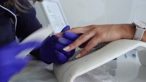 Nahaufnahme von Master Making Manicure mit Nagelfeile