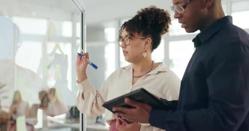 Empresarios, vidrio y escritura con notas adhesivas para resolver problemas