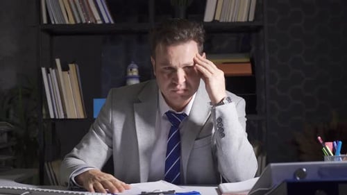 Überstunden machen. Büroangestellter arbeitet hart und ist müde.