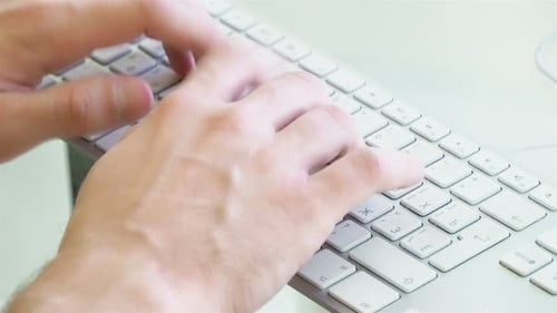 Vista aproximada das mãos de um homem digitando em um teclado de computador 4k